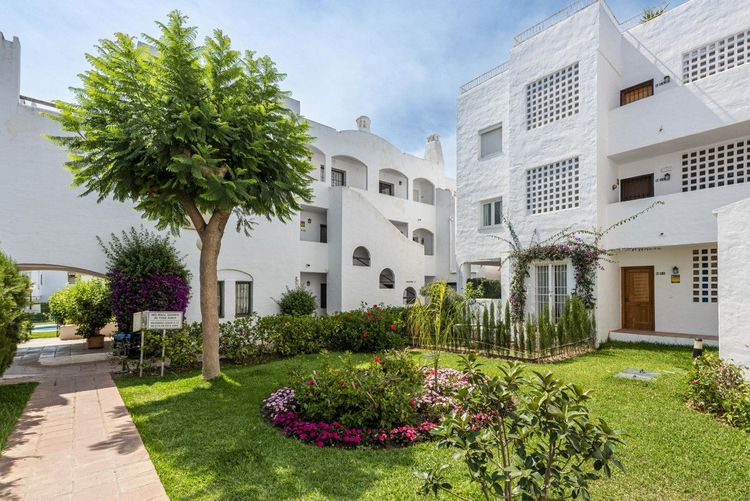 Apartment | Resale in Estepona in Estepona, Costa del Sol - Photo 2