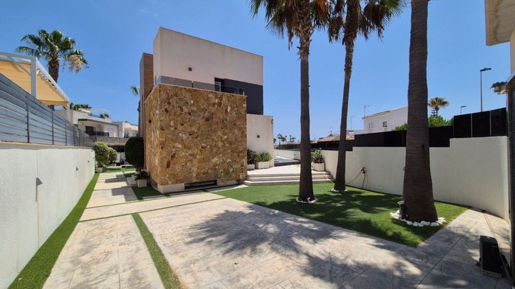 House | Resale in Torrevieja in Torrevieja, Costa Blanca - Photo 5
