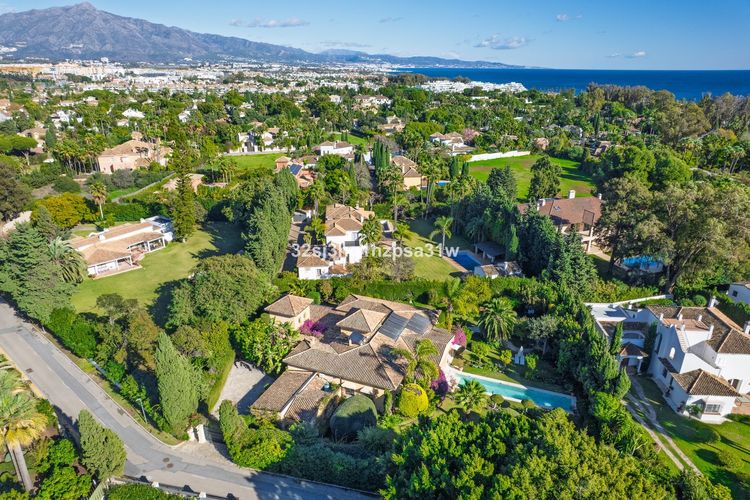 House | Resale in Guadalmina Baja in Guadalmina Baja, Costa del Sol - Photo 4