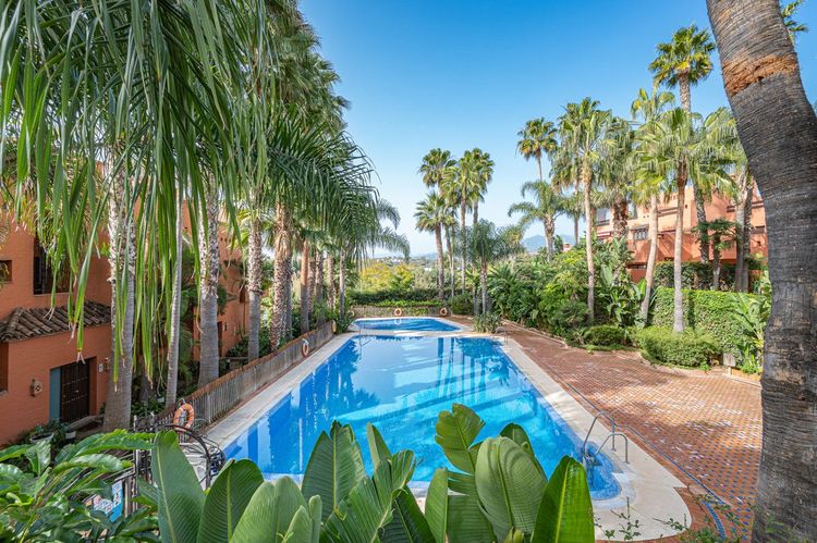 House | Resale in The Golden Mile in The Golden Mile, Costa del Sol - Photo 2