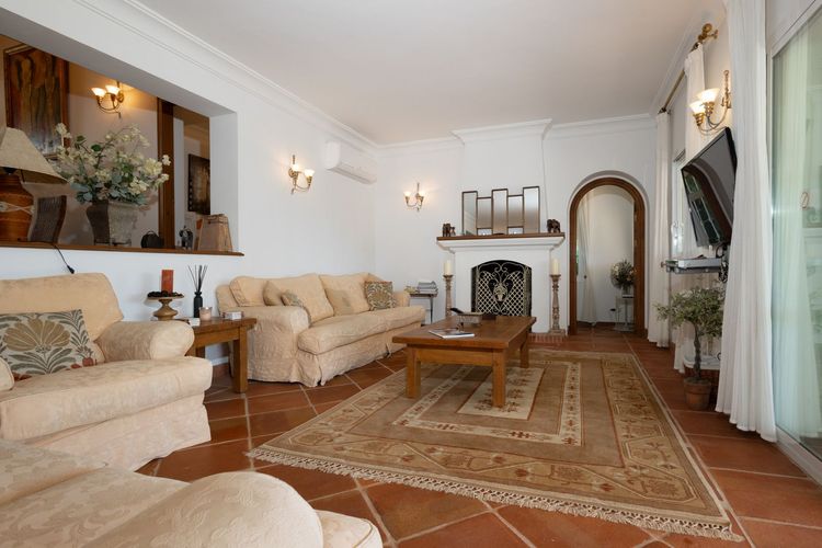 House | Resale in Guadalmina Alta in Guadalmina Alta, Costa del Sol - Photo 2