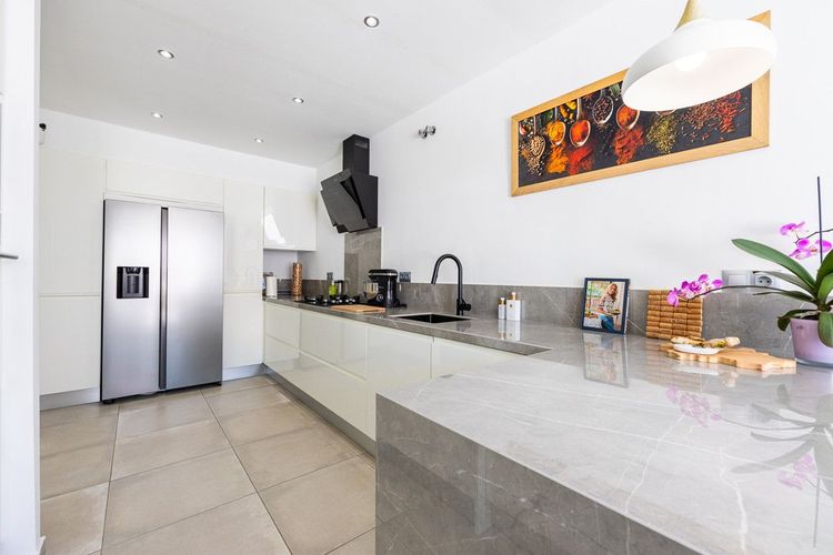 House | Resale in Calahonda in Calahonda, Costa del Sol - Photo 3
