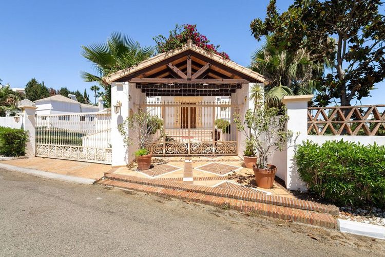 House | Resale in El Paraiso in El Paraiso, Costa del Sol - Photo 2