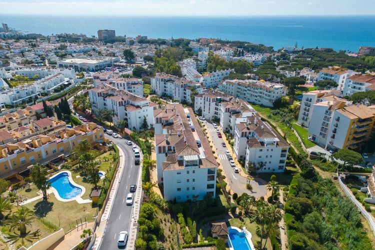 Apartment | Resale in Calahonda in Calahonda, Costa del Sol - Photo 2