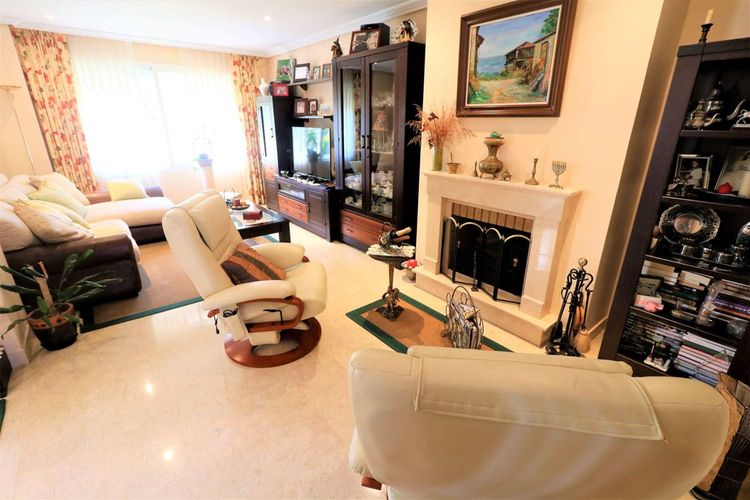 House | Resale in Estepona in Estepona, Costa del Sol - Photo 4