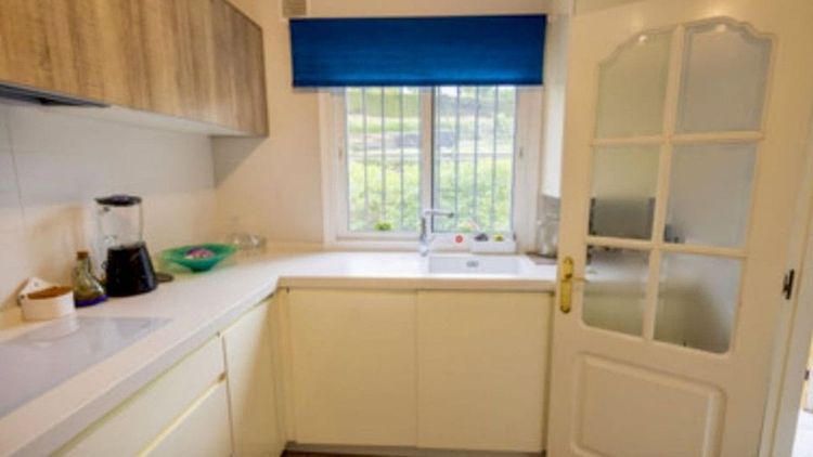 House | Resale in Estepona in Estepona, Costa del Sol - Photo 5