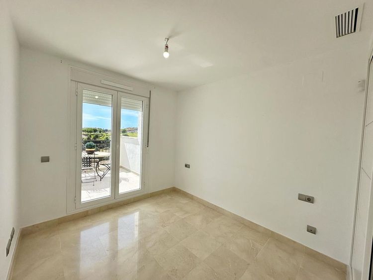 Apartment | Resale in Los Arqueros in Los Arqueros, Costa del Sol - Photo 5