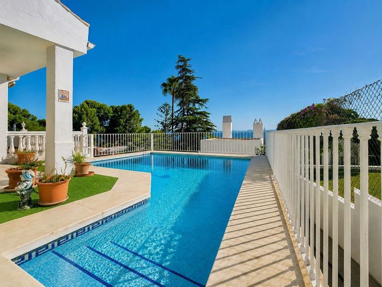 House | Resale in Estepona in Estepona, Costa del Sol - Photo 3