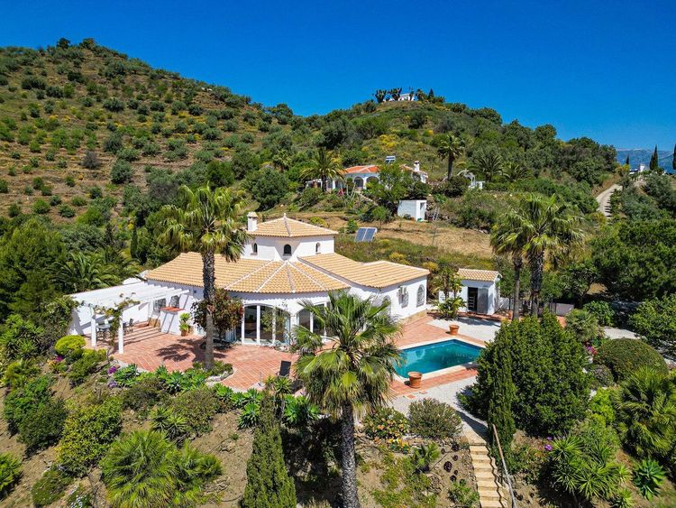 House | Resale in Arenas in Arenas, Costa del Sol - Photo 2
