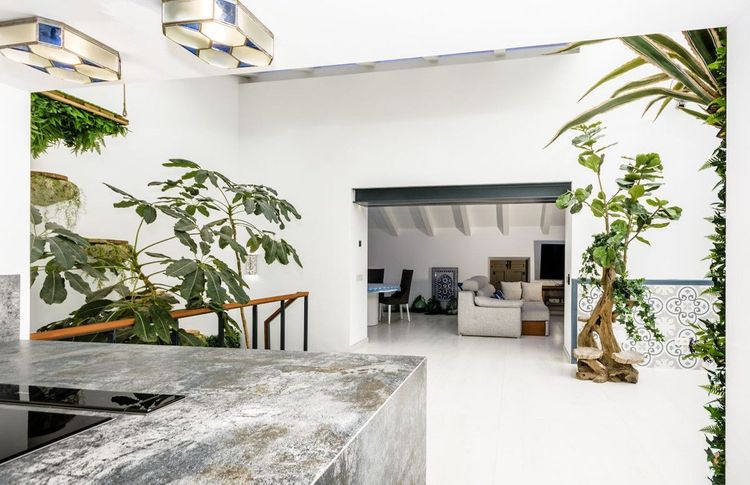 House | Resale in Estepona in Estepona, Costa del Sol - Photo 2