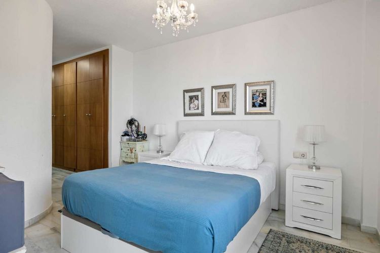 House | Resale in El Faro in El Faro, Costa del Sol - Photo 4