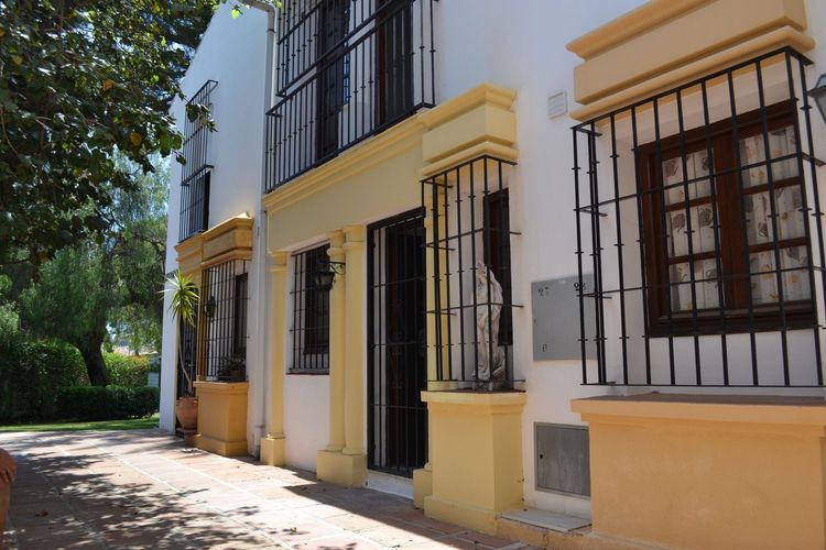 House | Resale in Elviria in Elviria, Costa del Sol - Photo 3