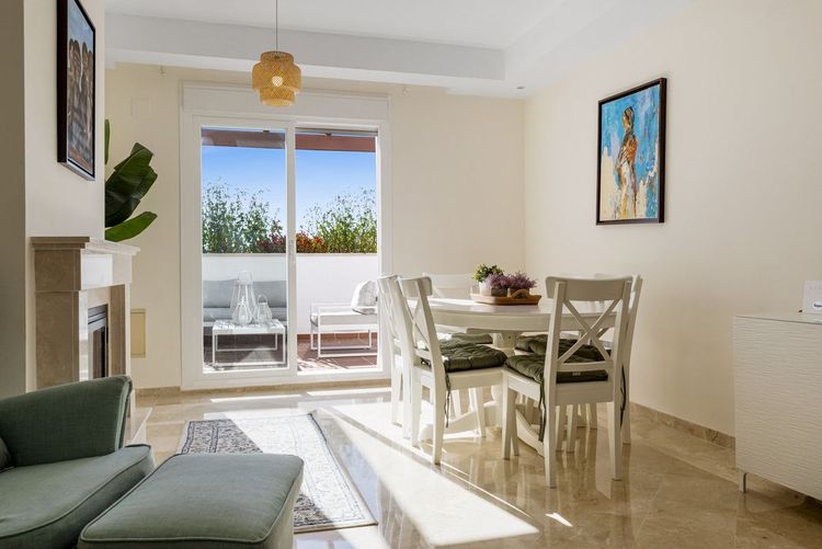 Apartment | Resale in Nueva Andalucía in Nueva Andalucía Others, Costa del Sol - Photo 2