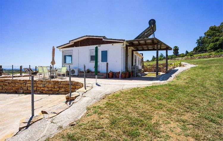 House | Resale in Estepona in Estepona, Costa del Sol - Photo 4