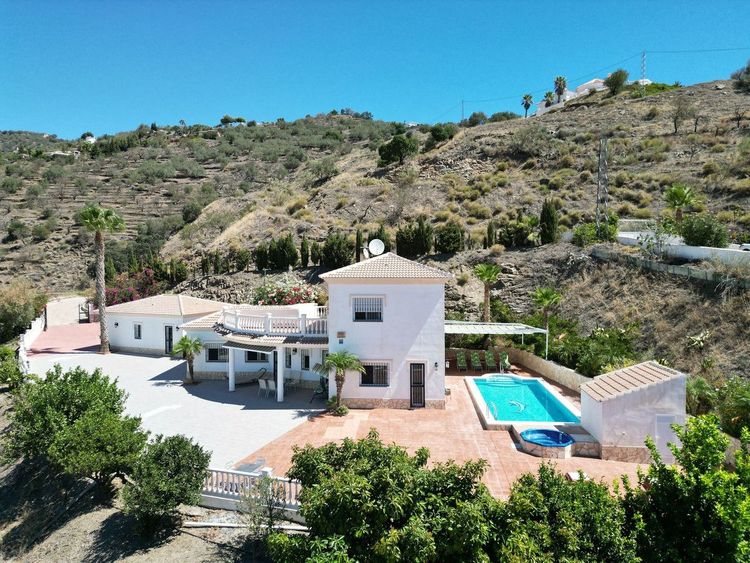 House | Resale in Arenas in Arenas, Costa del Sol - Photo 2