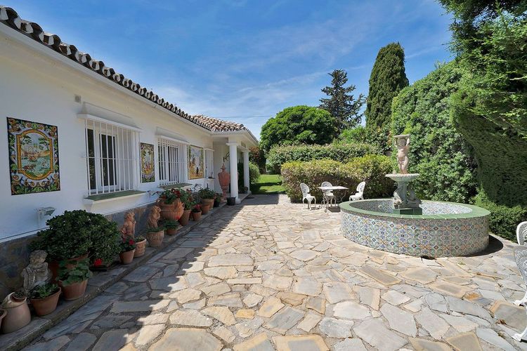 House | Resale in El Paraiso in El Paraiso, Costa del Sol - Photo 3