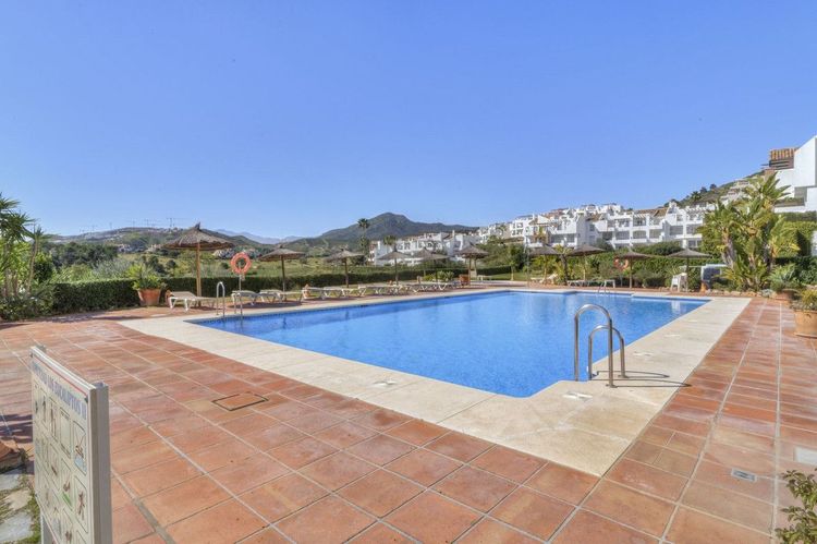 Apartment | Resale in Los Arqueros in Los Arqueros, Costa del Sol - Photo 2