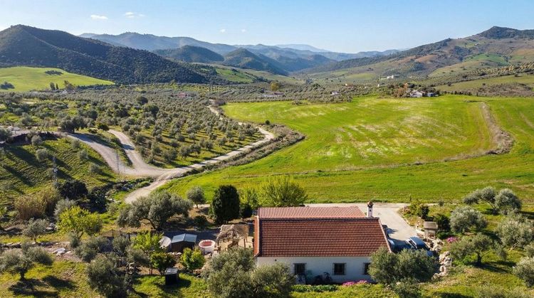 House | Resale in Alora in Alora, Costa del Sol - Photo 2