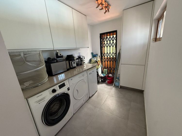 House | Resale in Estepona in Estepona, Costa del Sol - Photo 5