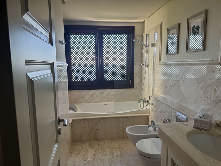 Apartment | Resale in Estepona in Estepona, Costa del Sol - Photo 5