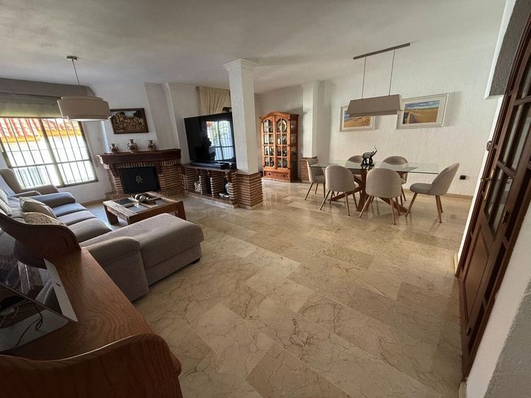House | Resale in Estepona in Estepona, Costa del Sol - Photo 3