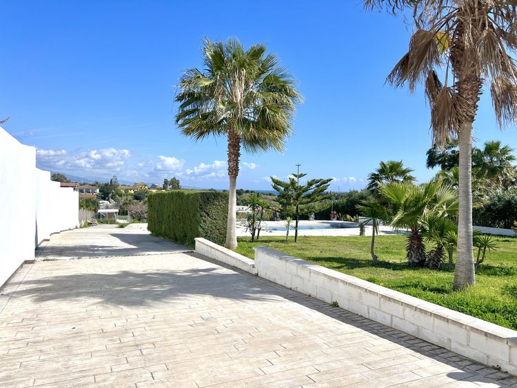 House | Resale in Estepona in Estepona, Costa del Sol - Photo 5