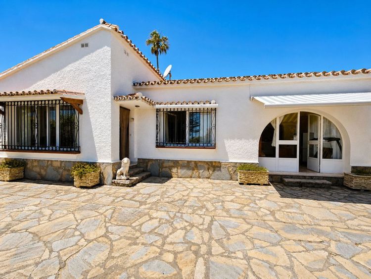House | Resale in La Duquesa in La Duquesa, Costa del Sol - Photo 3