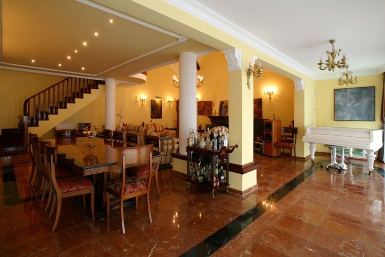 House | Resale in Málaga in Málaga, Costa del Sol - Photo 3