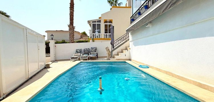 House | Resale in Villamartin in Villamartin, Costa Blanca - Photo 2