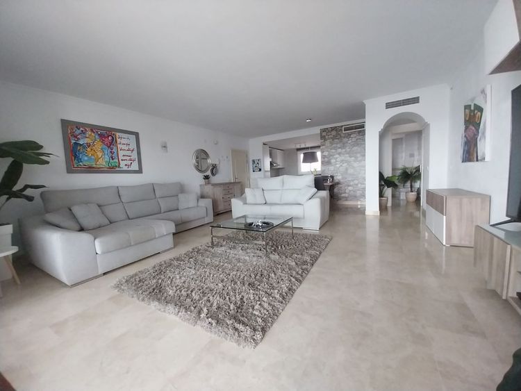 Apartment | Resale in Calahonda in Calahonda, Costa del Sol - Photo 2