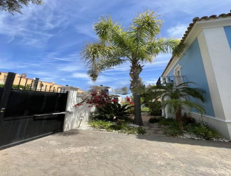 House | Resale in La Duquesa in La Duquesa, Costa del Sol - Photo 2