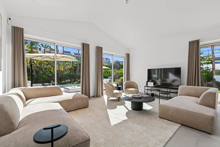 House | Resale in Casares Playa in Casares Playa, Costa del Sol - Photo 3