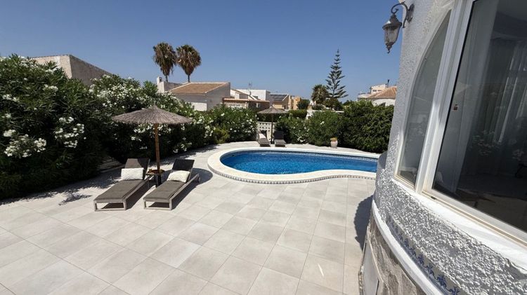 House | Resale in Torrevieja in Torrevieja, Costa Blanca - Photo 5
