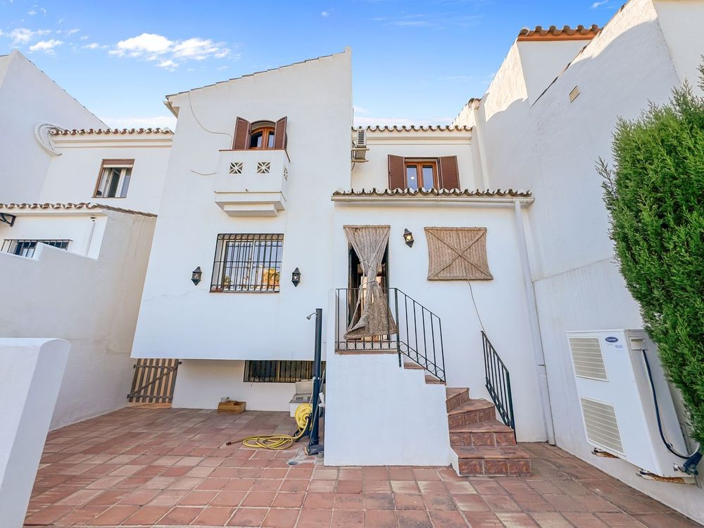 House | Resale in La Duquesa in La Duquesa, Costa del Sol - Main property photo