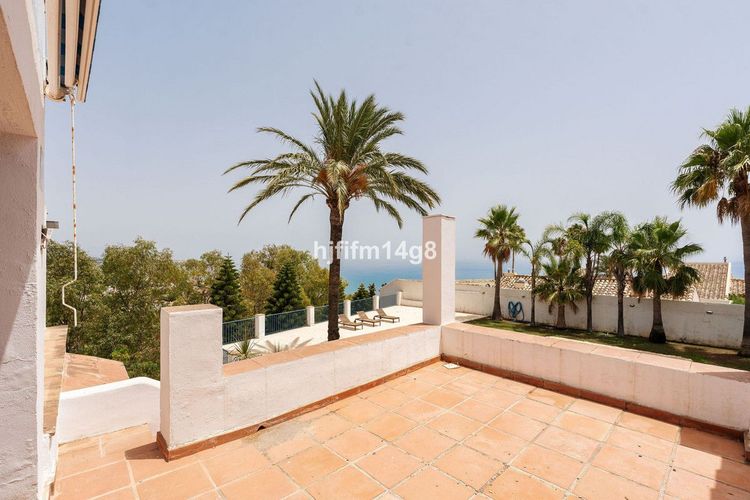 House | Resale in Estepona in Estepona, Costa del Sol - Photo 4