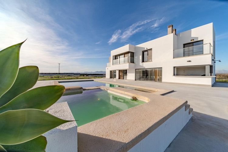 House | Resale in La Marina in La Marina, Costa Blanca - Photo 2