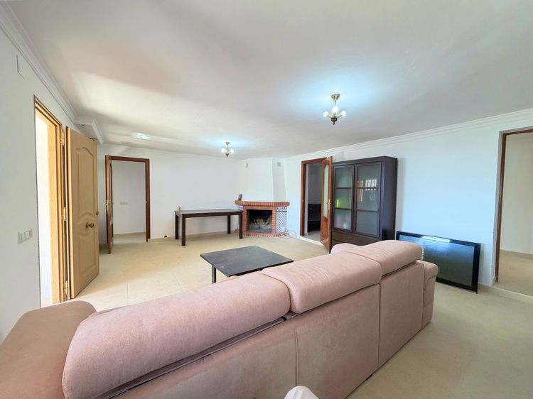 House | Resale in Estepona in Estepona, Costa del Sol - Photo 3