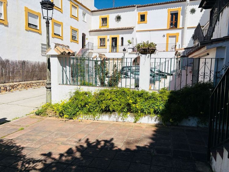 House | Resale in Estepona in Estepona, Costa del Sol - Photo 2