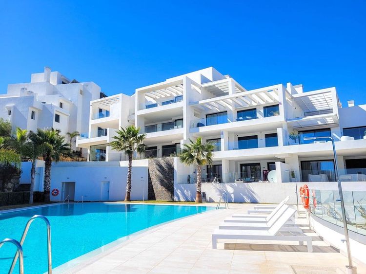 Apartment | Resale in Estepona in Estepona, Costa del Sol - Photo 2