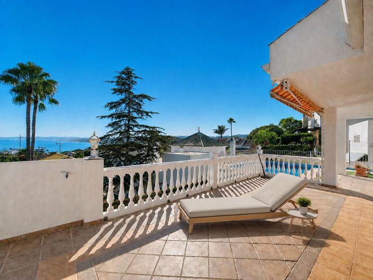 House | Resale in Estepona in Estepona, Costa del Sol - Photo 4