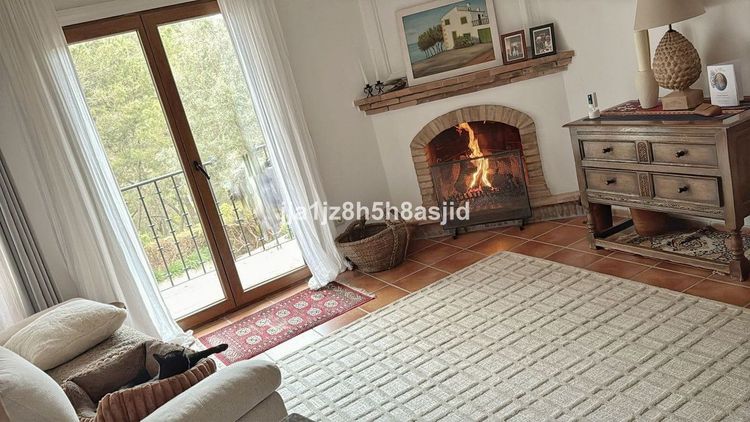 Apartment | Resale in Benahavís in Benahavís Others, Costa del Sol - Photo 2