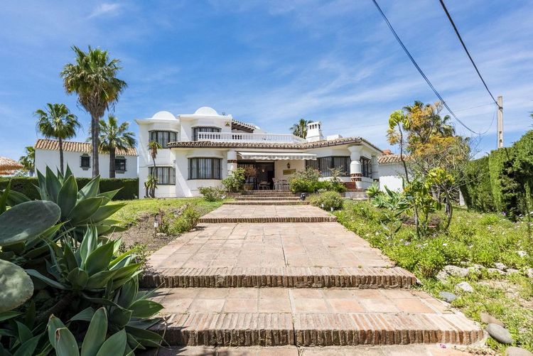 House | Resale in Atalaya in Atalaya, Costa del Sol - Photo 4