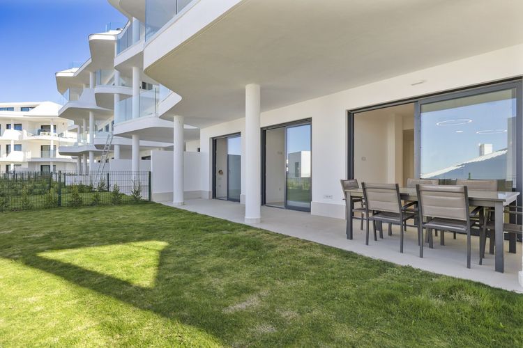 Apartment | Resale in Fuengirola in Fuengirola Others, Costa del Sol - Photo 2