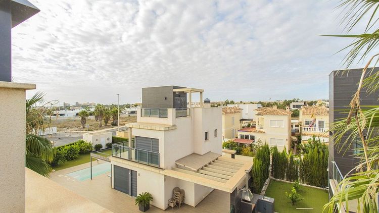 House | Resale in Lomas de Cabo Roig in Lomas de Cabo Roig, Costa Blanca - Photo 3