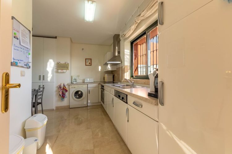 Apartment | Resale in Calahonda in Calahonda, Costa del Sol - Photo 4