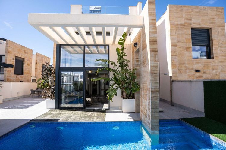 House | Resale in Lomas de Cabo Roig in Lomas de Cabo Roig, Costa Blanca - Photo 2