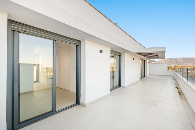 Penthouse | Resale in Calanova Golf in Calanova Golf, Costa del Sol - Photo 2