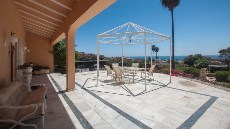 House | Resale in Estepona in Estepona, Costa del Sol - Photo 4