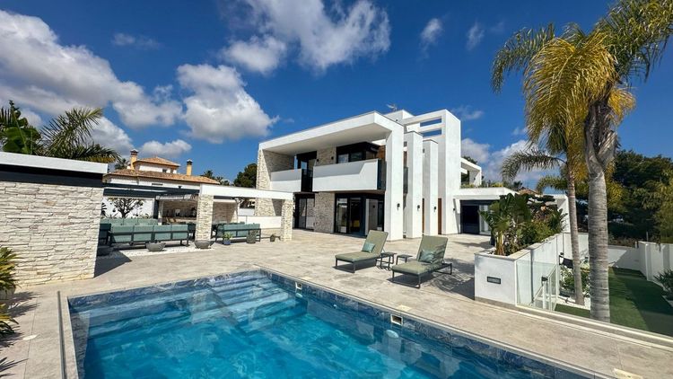 House | Resale in Villamartin in Villamartin, Costa Blanca - Photo 2