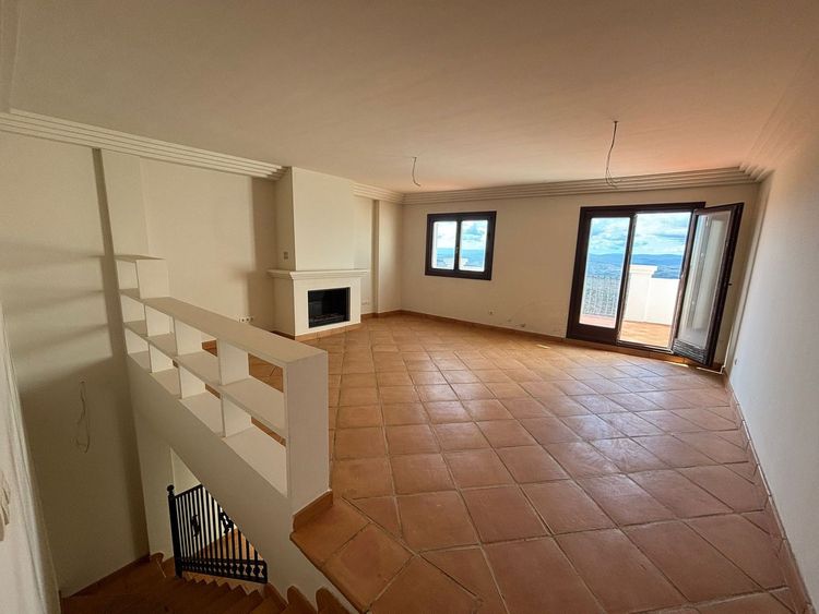 House | Resale in Casares in Casares Others, Costa del Sol - Photo 4